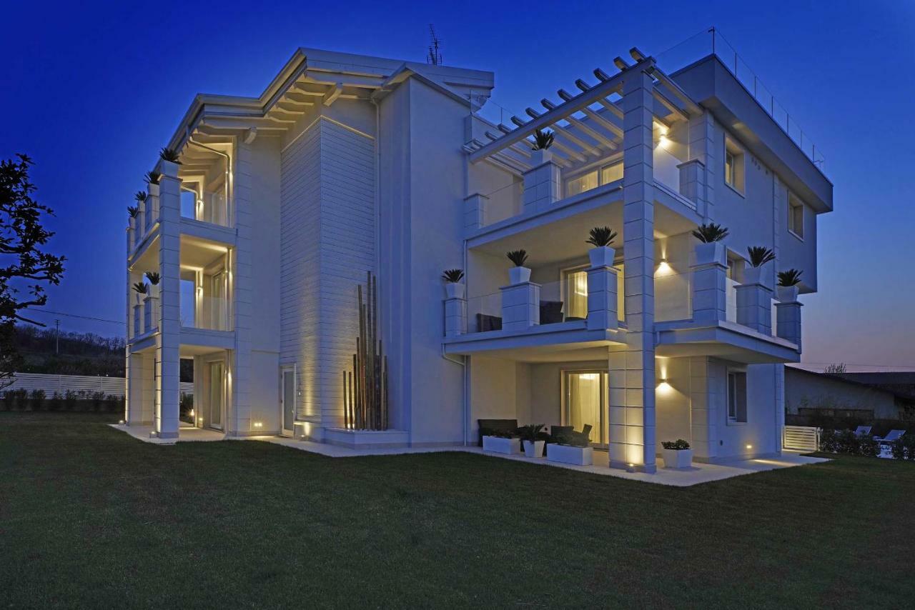 Villa Bianca Luxury Apartments Desenzano del Garda Exterior foto